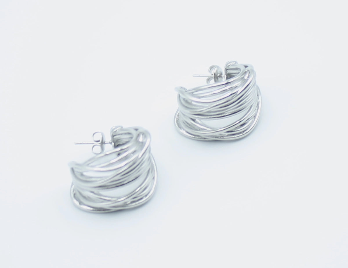 Pendientes Anémona en acero inoxidable plateado de DELACABRA, hipoalergénicos y perfectos para uso diario, resistentes y elegantes