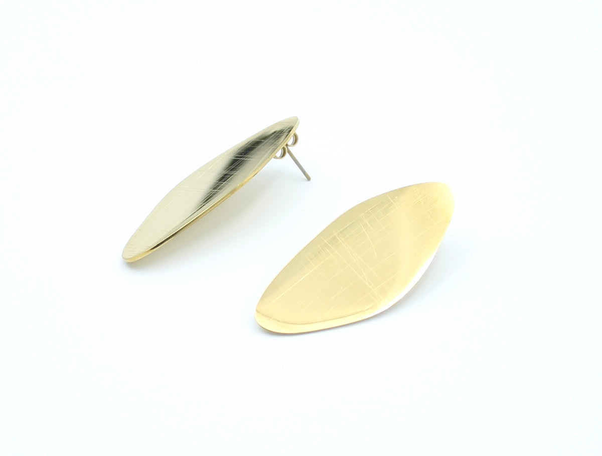 Pendientes Loa acero inoxidable dorado diseño inspirado en una hoja de árbol artística plana con tallado superficial a manera de rayas, cierre de presión tipo mariposa. - DELACABRA