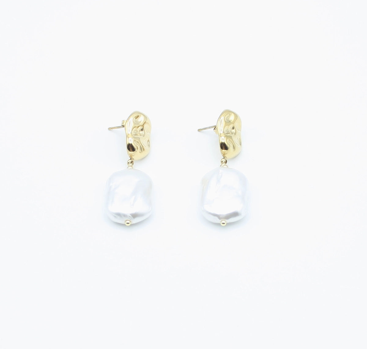 Pendientes Marbella acero inoxidable dorado y resina perlada, pieza de forma artística no uniforme con mucho brillo y resina rectangular con acabado blanco perlado, cierre de presión tipo mariposa. - DELACABRA