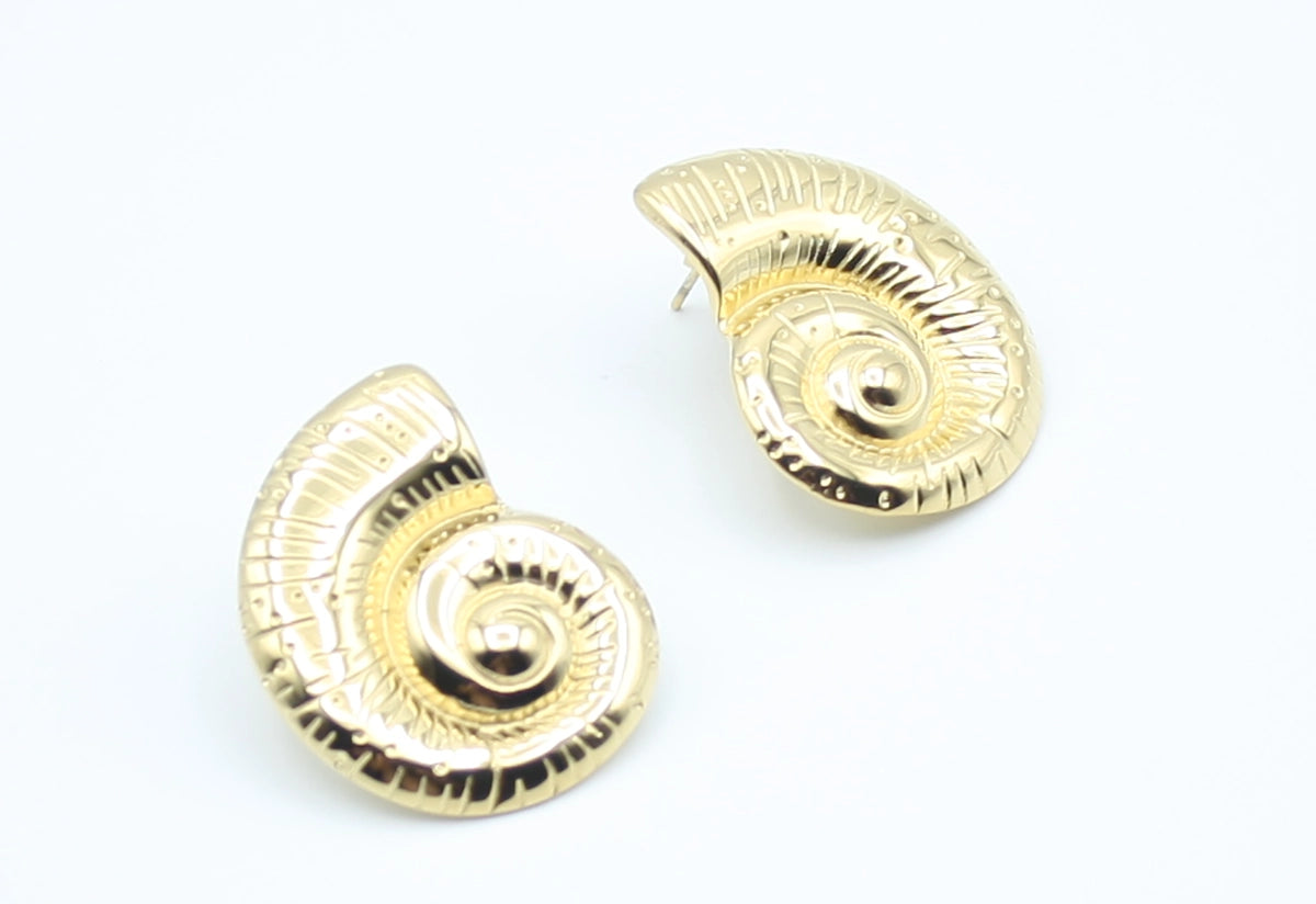 Pendientes Orilla acero inoxidable dorado vista lateral, detalles minimalistas, caracola tipo fósil, pendientes elegantes y ligeros. - DELACABRA
