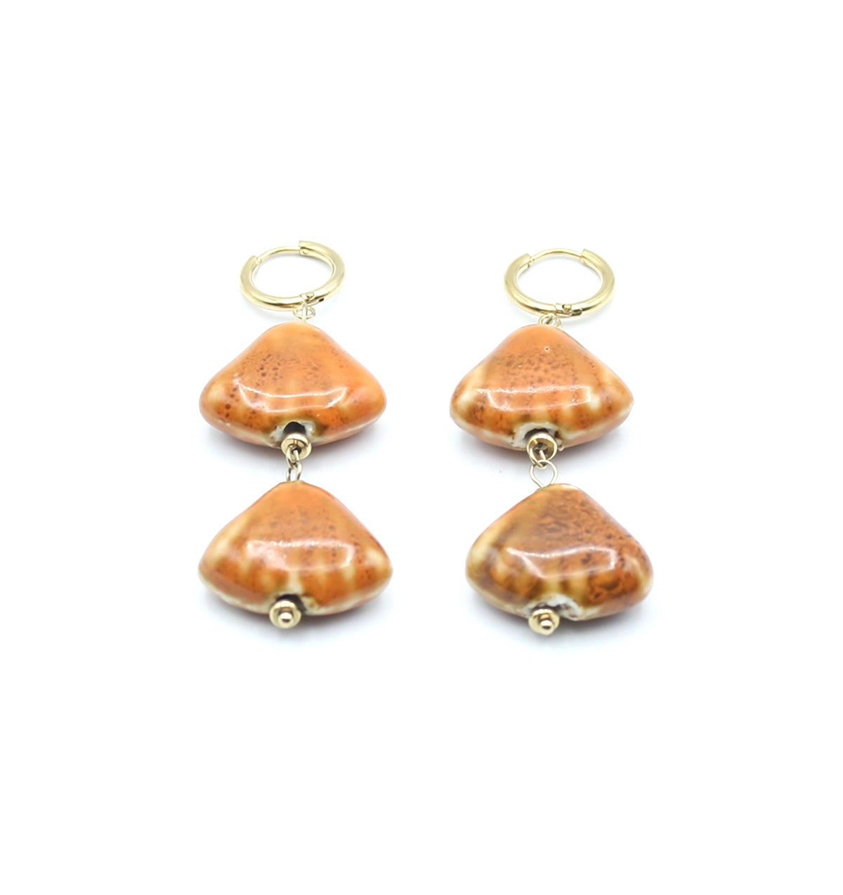 Pendientes Teula acero inoxidable dorado y cerámica en forma de almeja en tono marrón y naranja, cierre aro de bisagra Africano. - DELACABRA