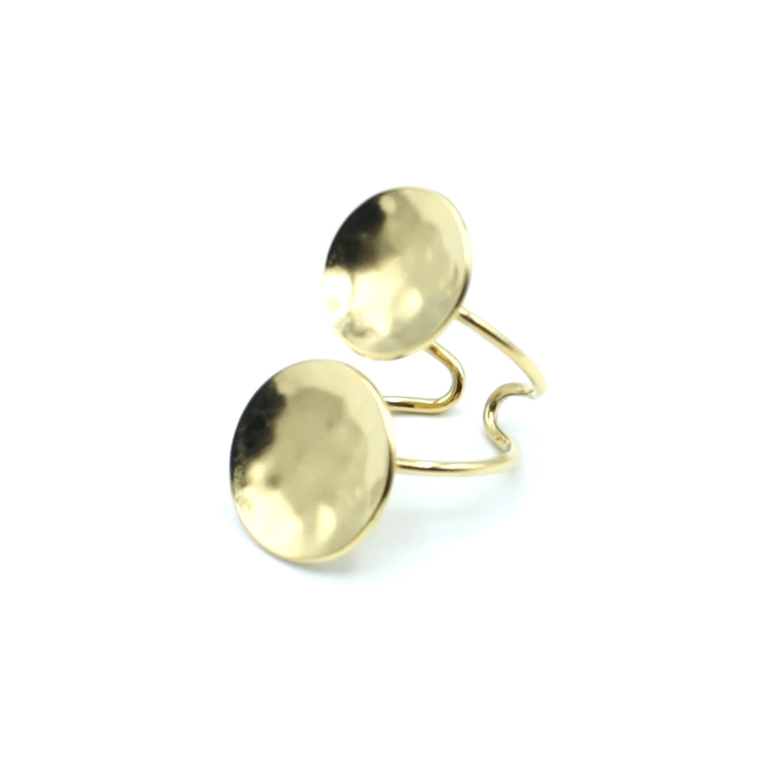 Anillo Cleopatra hecho de acero inoxidable dorado con un diseño de vanguardía, durabilidad y estilo, vista izquierda - DELACABRA