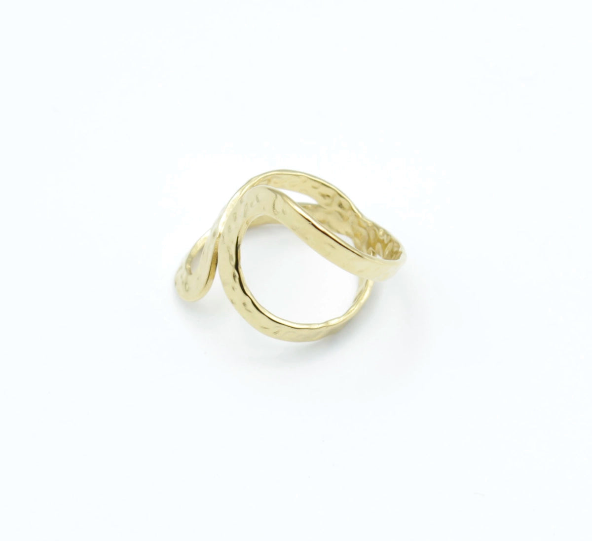 Anillo dorado de acero inoxidable con diseño ondulado y acabado martillado, ajustable y moderno