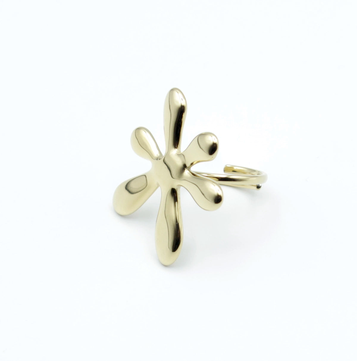 Anillo ajustable Margarita en acero inoxidable dorado, con forma de flor abstracta de pétalos redondeados y diseño moderno