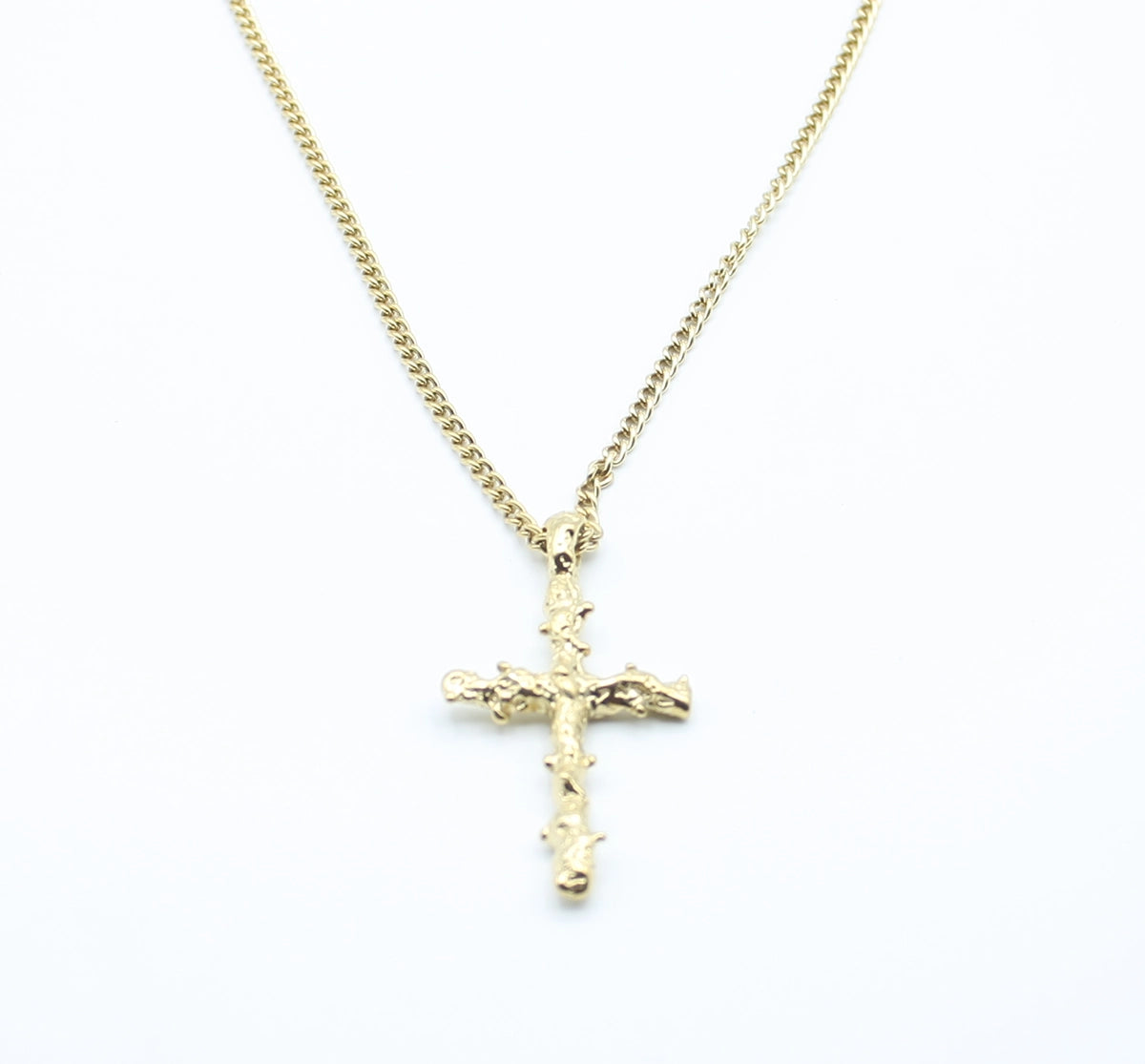 Collar La Cruz acero inoxidable dorado, colgante de detalles minimalistas representando una cruz de madera rústica, acabado dorado brillante pulido. - DELACABRA