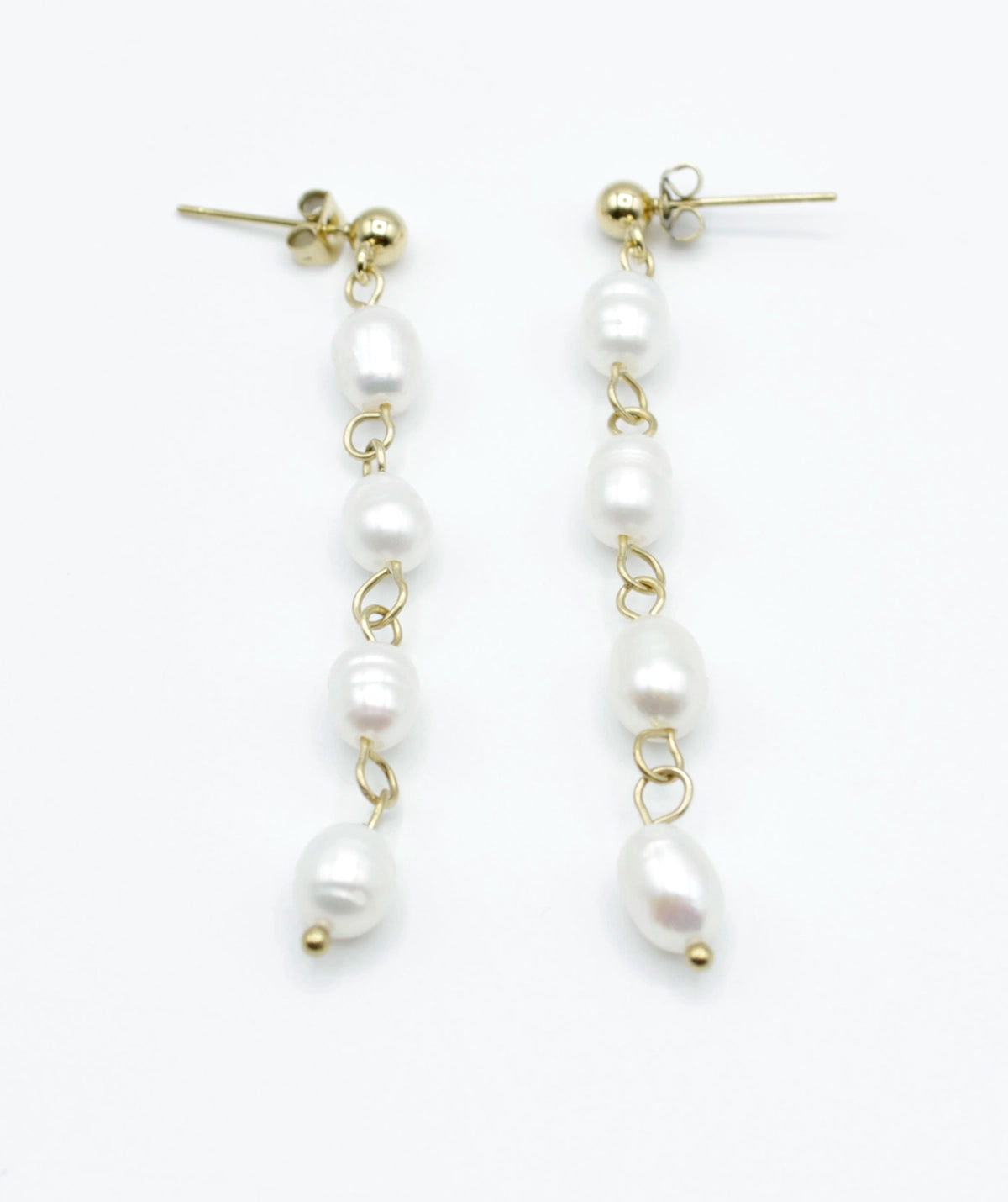 Pendientes Perle largos en acabado dorado con perlas blancas engarzadas, estilo minimalista y atemporal, hipoalergénicos y resistentes al agua – DELACABRA