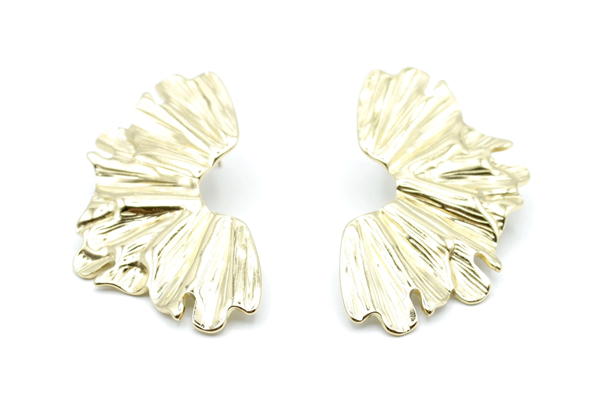 Pendientes Pétalos dorados de acero inoxidable, estilo moderno con formas irregulares inspiradas en la naturaleza, hipoalergénicos y duraderos, cierre presión mariposa - DELACABRA