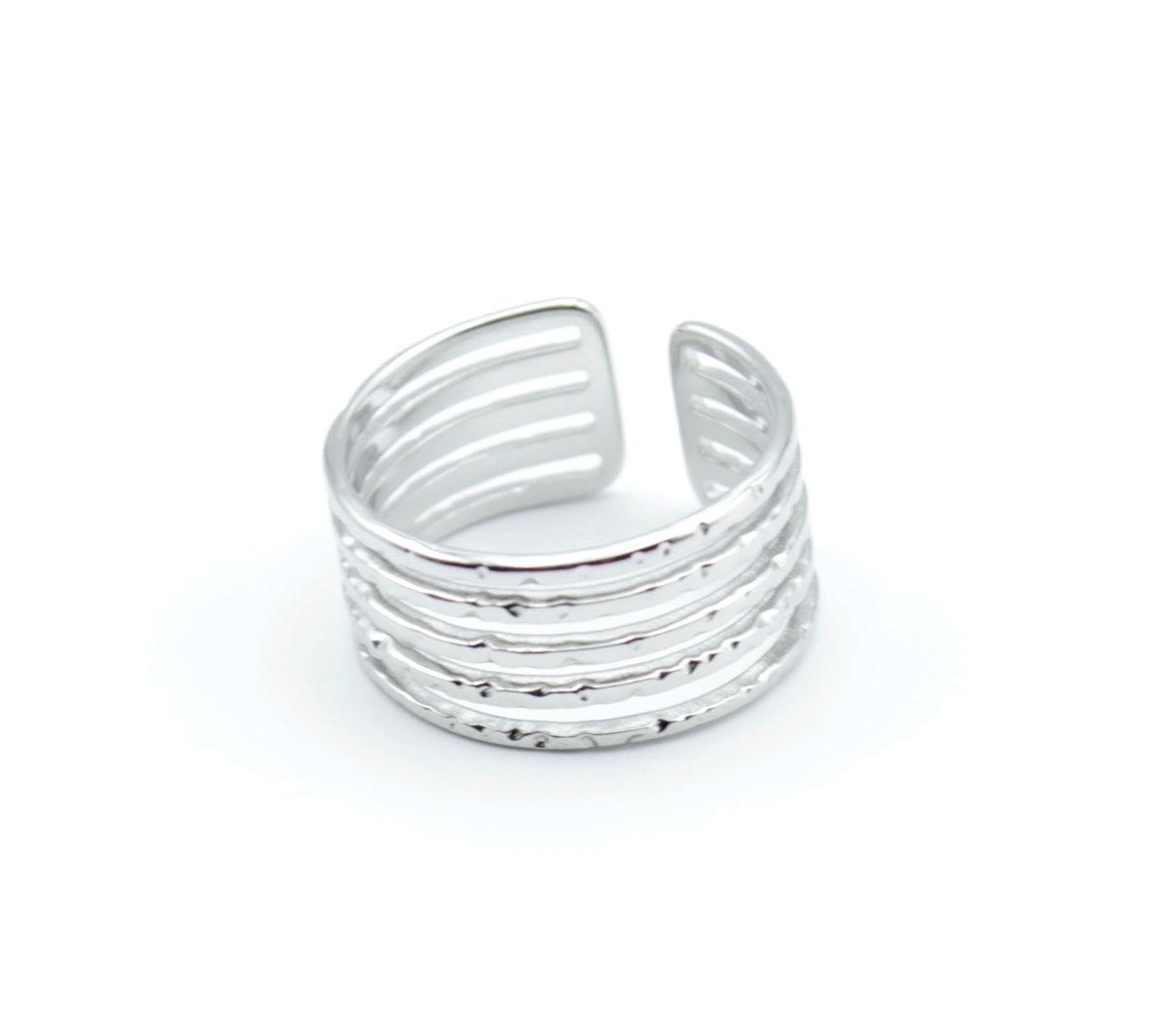 Anillo Burn acero inoxidable plateado, acabado brillante rugoso limado, cinco lineas unidas en los extremos. - delacabra