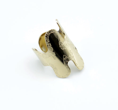 Anillo Forest acero inoxidable dorado diseño de vanguardia con curvas, acabado brillante. - delacabra