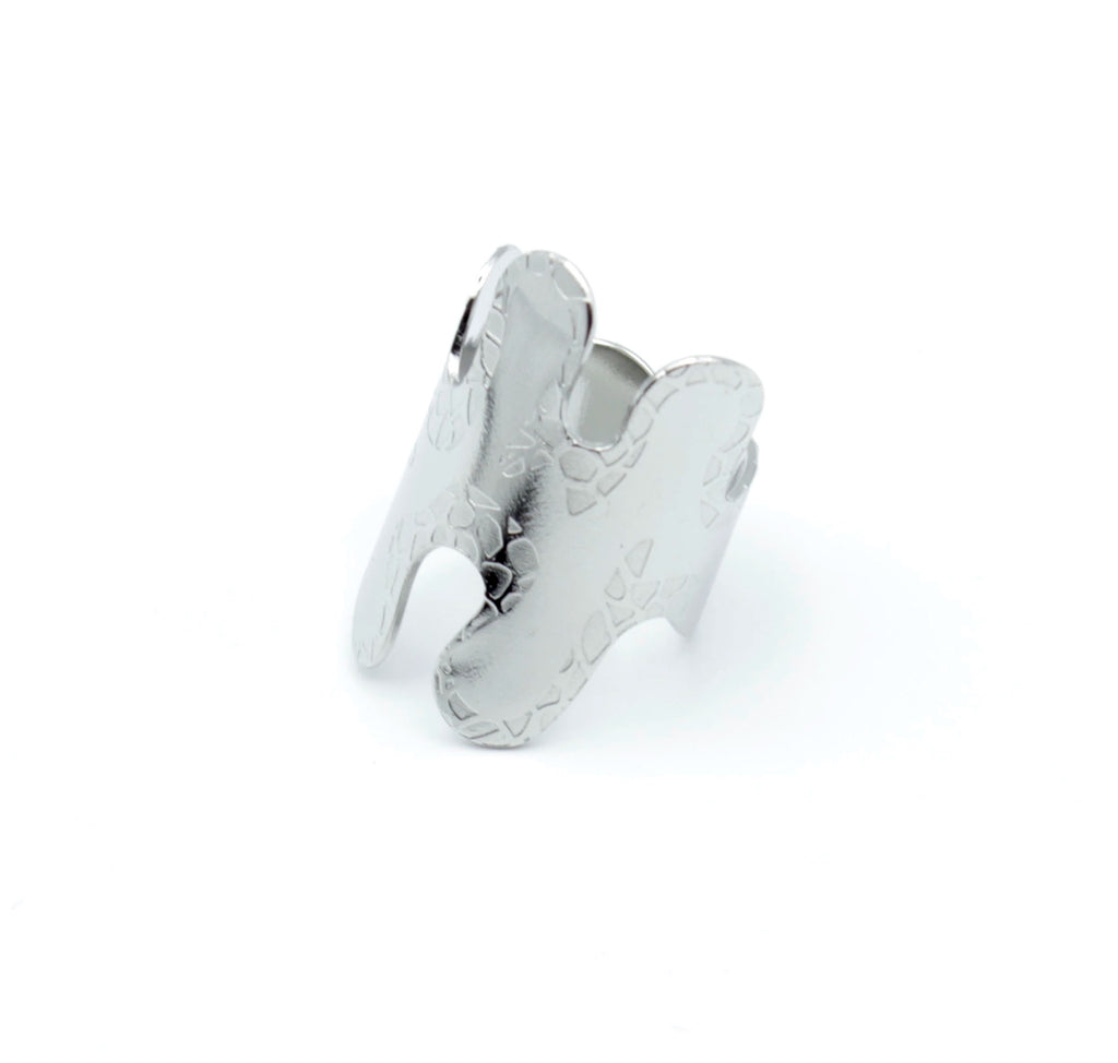 Anillo Forest  acero inoxidable plateado forma curvas irregulares, ancho, cómodo y ajustable. Acabado pulido brillante- delacabra