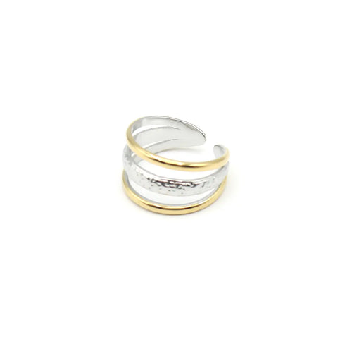 Anillo Hug acero inoxidable dorado y plateado tres lineas unidas en los extremos, las dos exteriores doradas finas y brillantes, la del centro plateada con acabado rugoso. Delacabra