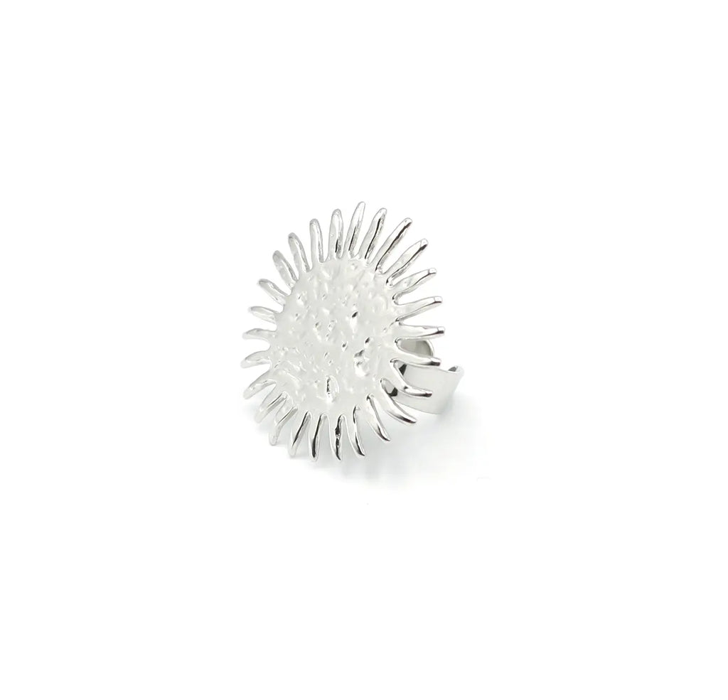 Anillo inti versátil para combinar con oros anillos y ser el centro de atracción en el outfit. Delacabra