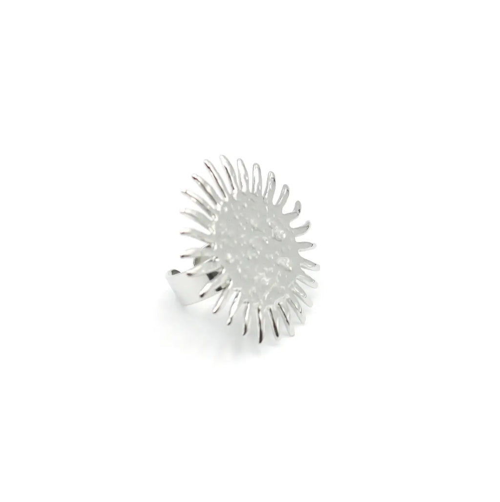 Anillo Inti material resistente y de gran calidad, acero inoxidable plateado brillante, muestra muchos apéndices que recuerdan los rayos solares. Delacabra