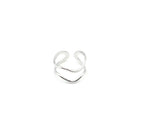 Anillo Kinetic acero inoxidable plateado, diseño orgánico que une dos lineas recordando ondulaciones naturales, ajustable y cómodo. Delacabra