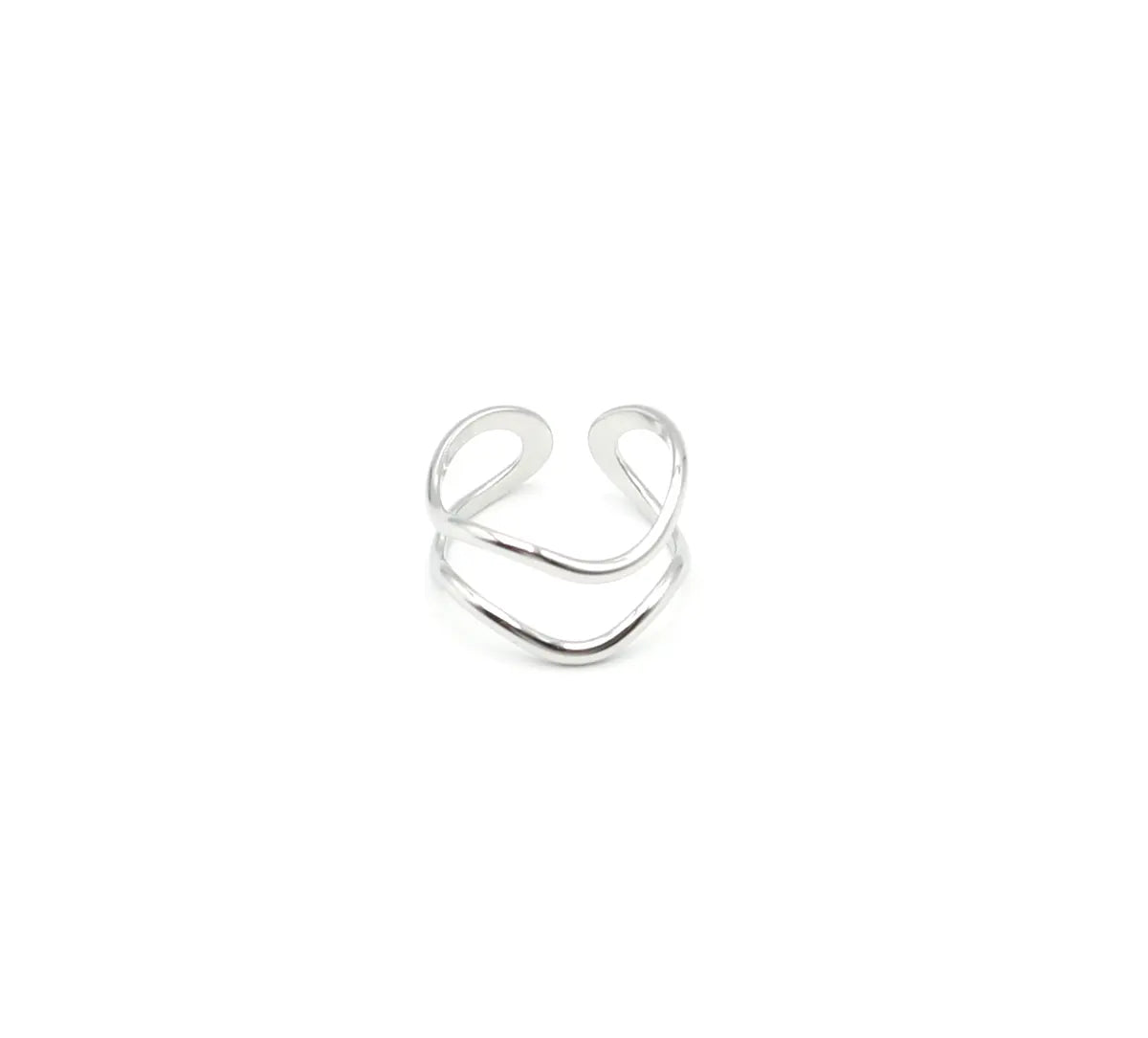 Anillo Kinetic acero inoxidable plateado, diseño orgánico que une dos lineas recordando ondulaciones naturales, ajustable y cómodo. Delacabra