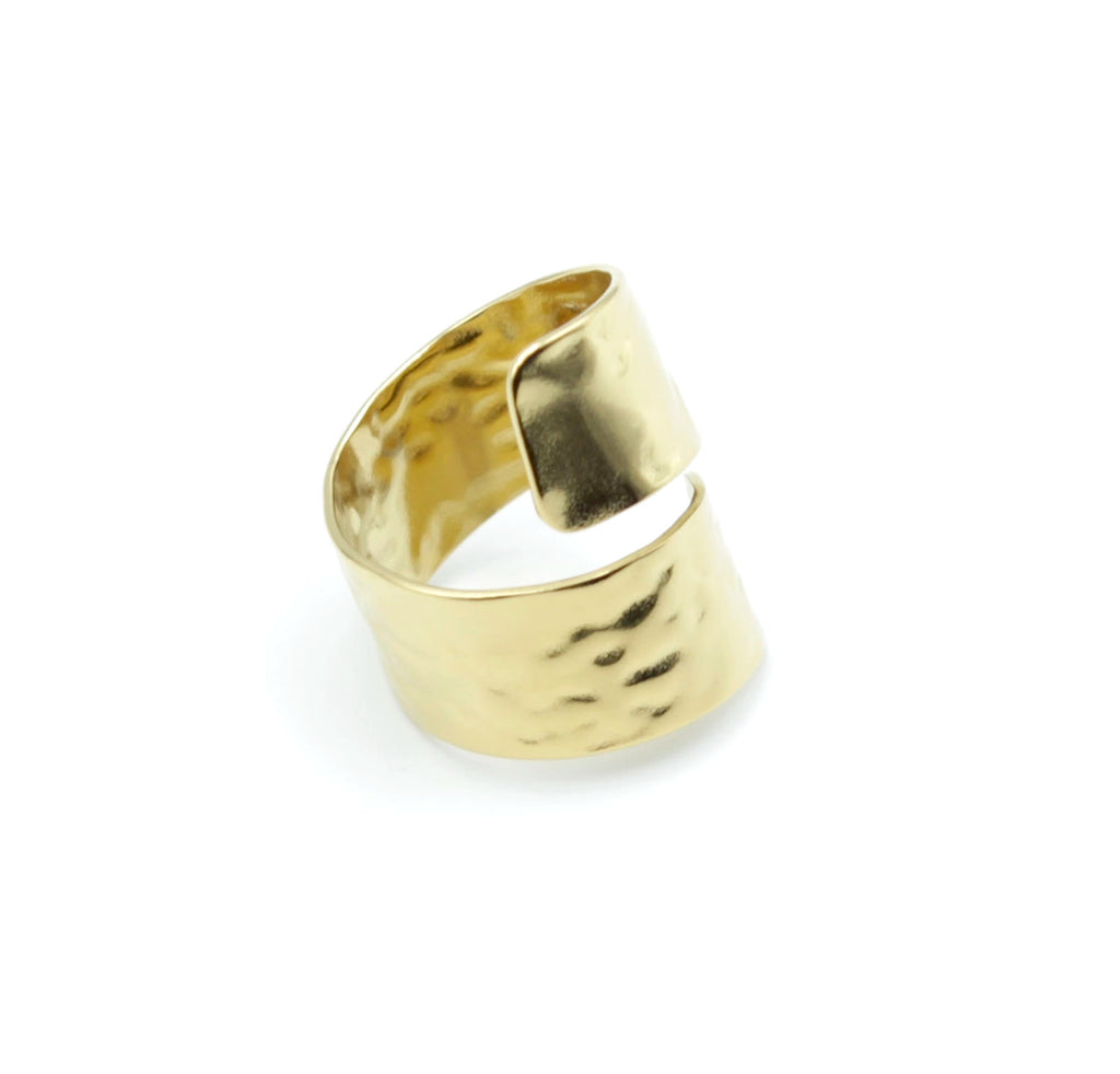 Anillo Lena acero inoxidable dorado de tendencia para ser usado como anillo único o combinarlo con un pequeño, resistente al paso del tiempo. - delacabra