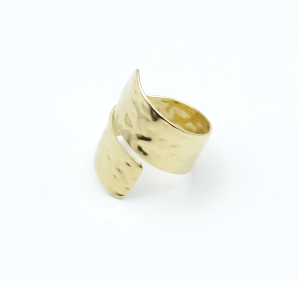 Anillo Lena acero inoxidable dorado acabado martillado brillante forma de barra plana en espiral. - delacabra
