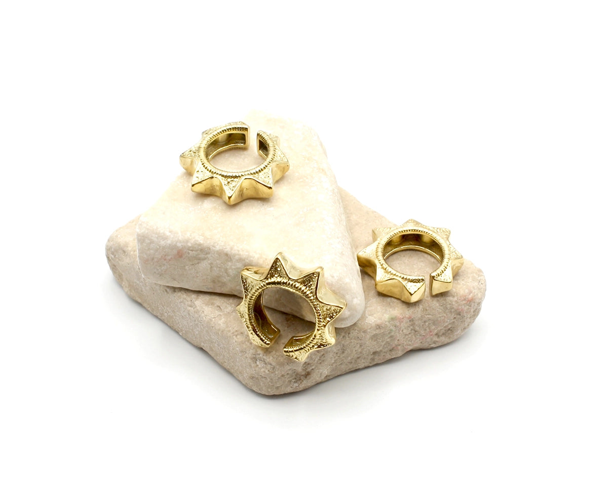 Anillo Lily acero inoxidable dorado, con ocho puntas, cómodo, para dar a tu look un toque sofisticado y de vanguardia. DELACABRA.COM