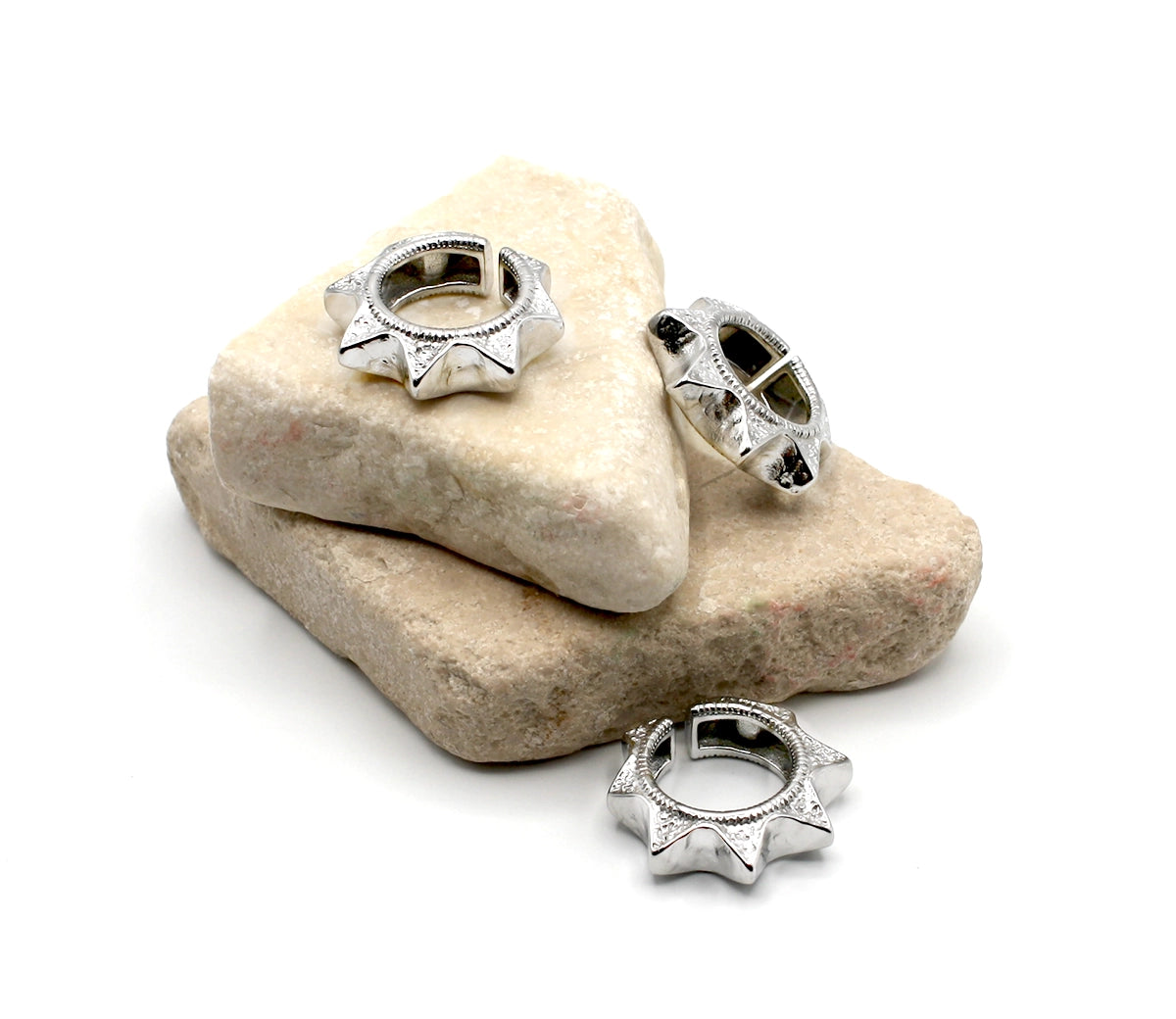 Anillo Lily acero inoxidable plateado, diseño moderno de forma de corona con acabado rústico brillante. DELACABRA.COM