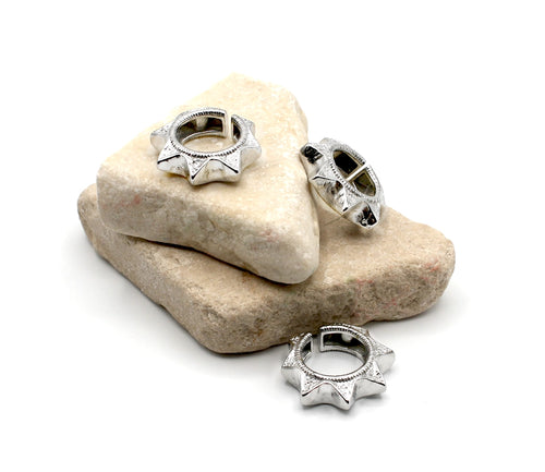 Anillo Lily acero inoxidable plateado, diseño moderno de forma de corona con acabado rústico brillante. DELACABRA.COM