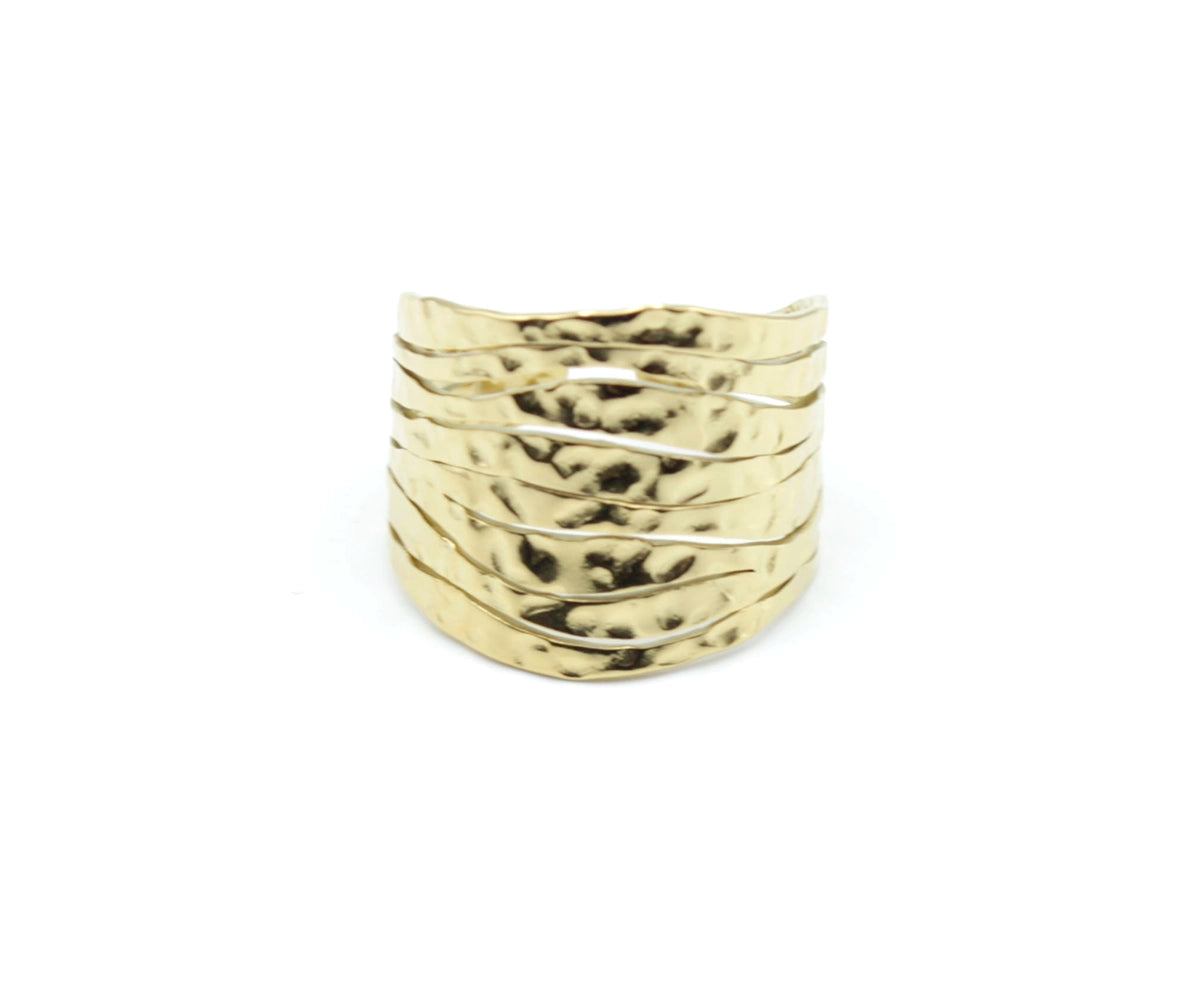 Anillo Marble acero inoxidable dorado acabado martillado brillante forma orgánica de belleza compleja y de tendencia. - delacabra