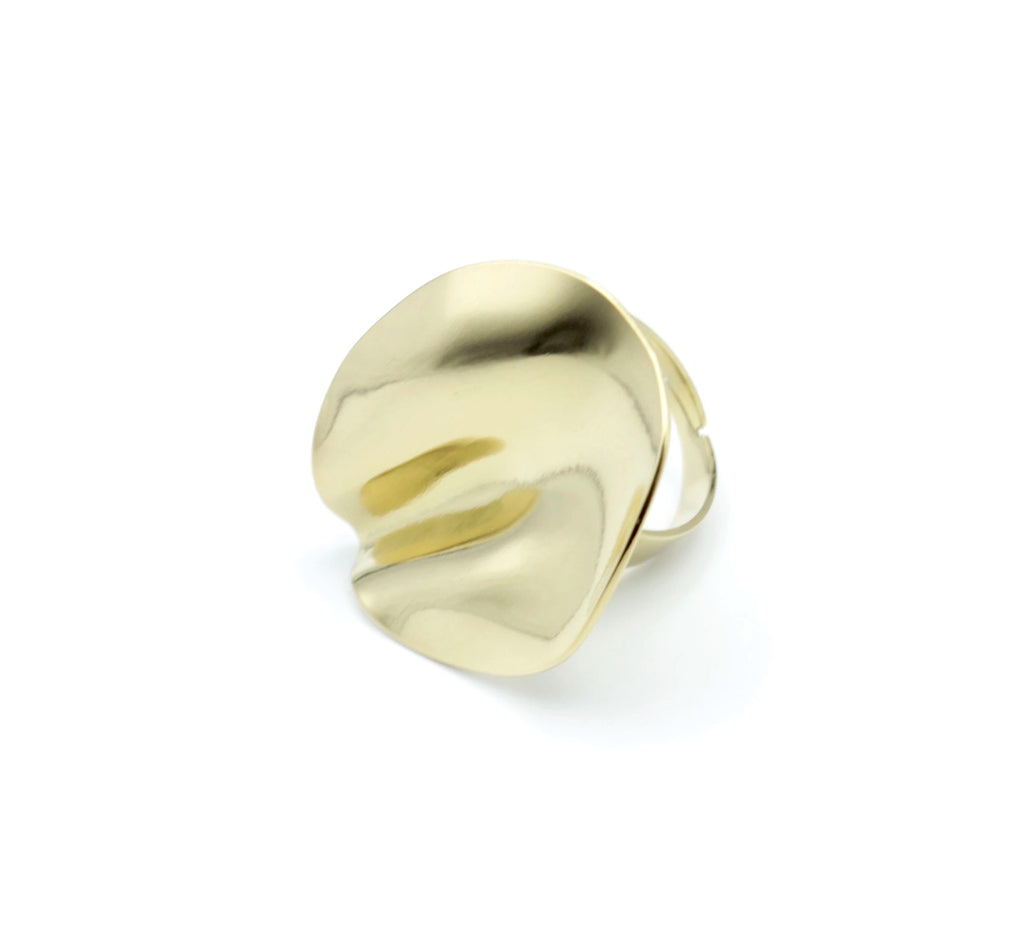 Anillo Beso acero inoxidable dorado diseño de dobleces que forman artísticamente unos labios, ligero y versátil. - delacabra