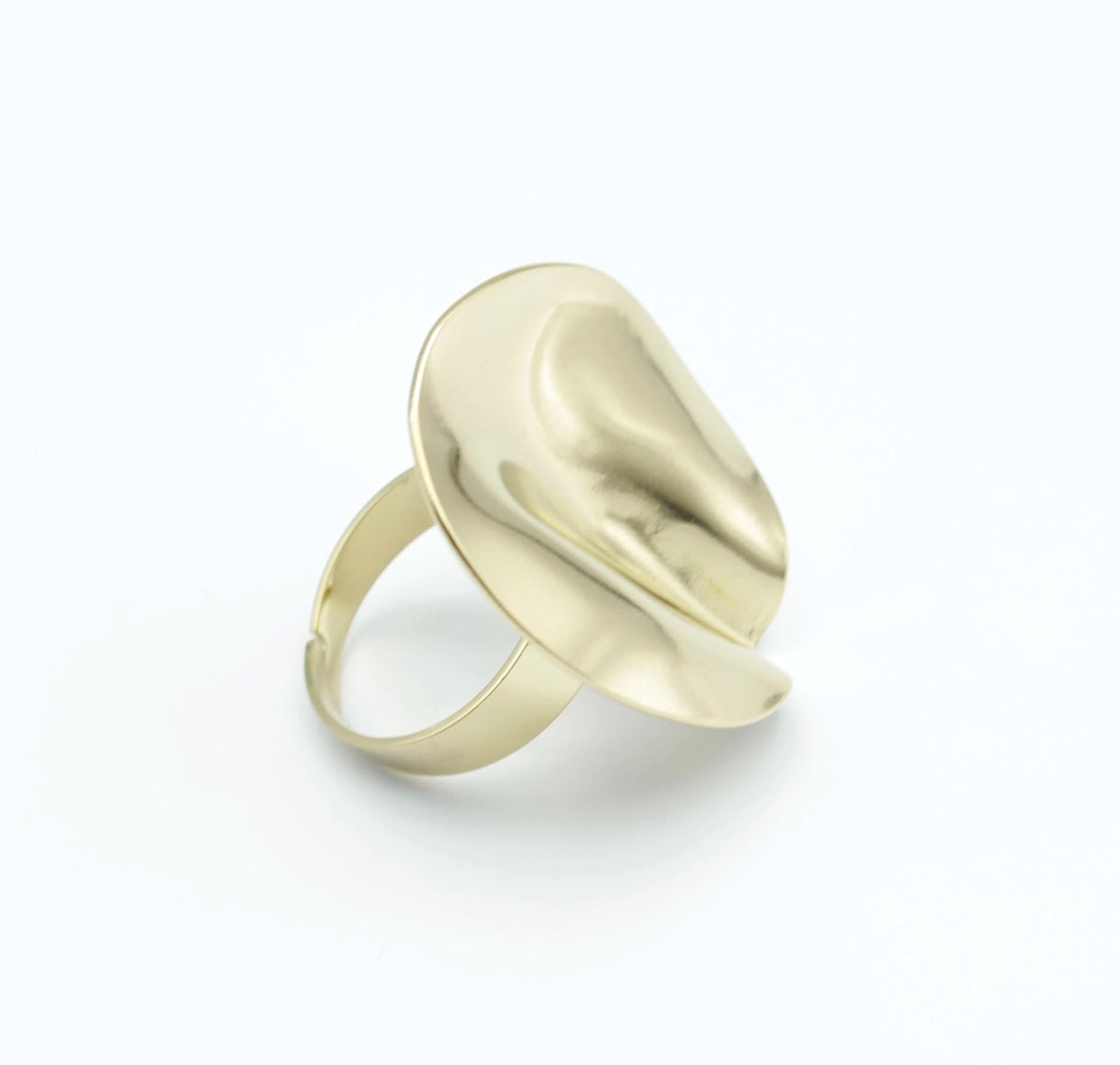 Anillo Beso acero inoxidable dorado forma orgánica, acabado brillante, diseño de vanguardia. Delacabra