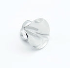 Anillo Beso acero inoxidable plateado, acabado brillante liso, resistente al agua y al paso del tiempo- delacabra
