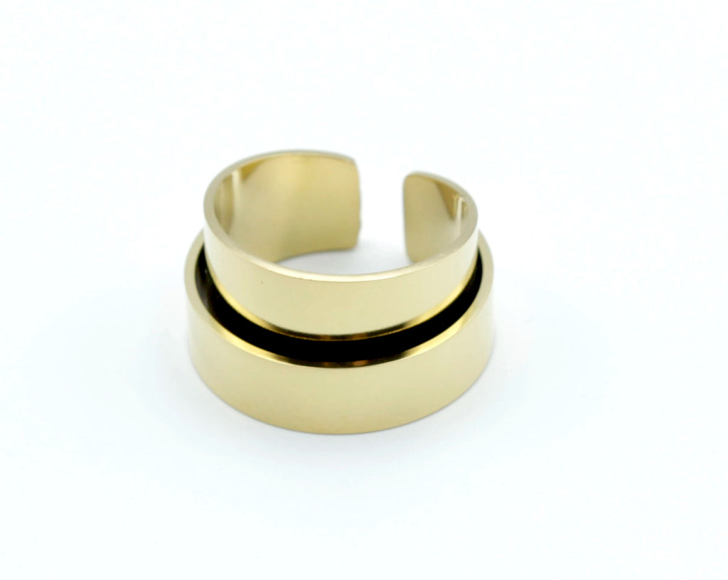 Anillo Punk acero inoxidable dorado diseño de anillo doble de un aro ancho unido a otro mas fino, acabado brillante. - Delacabra