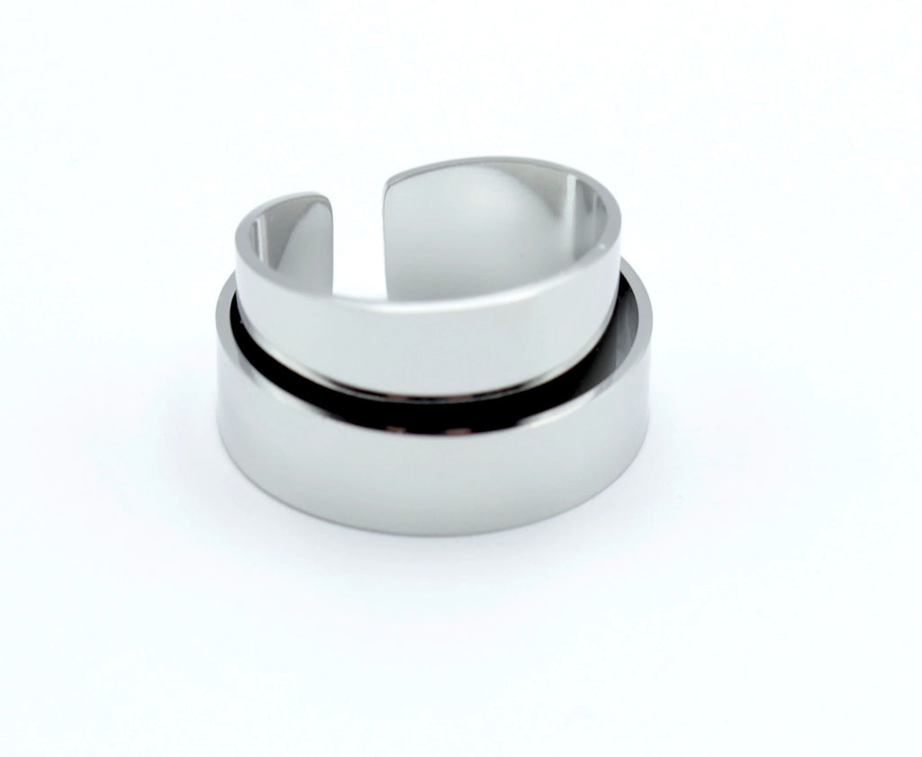 Anillo Punk acero inoxidable plateado, en conjunto un diseño artístico moderno, resistente al agua y a la abrasión. - delacabra