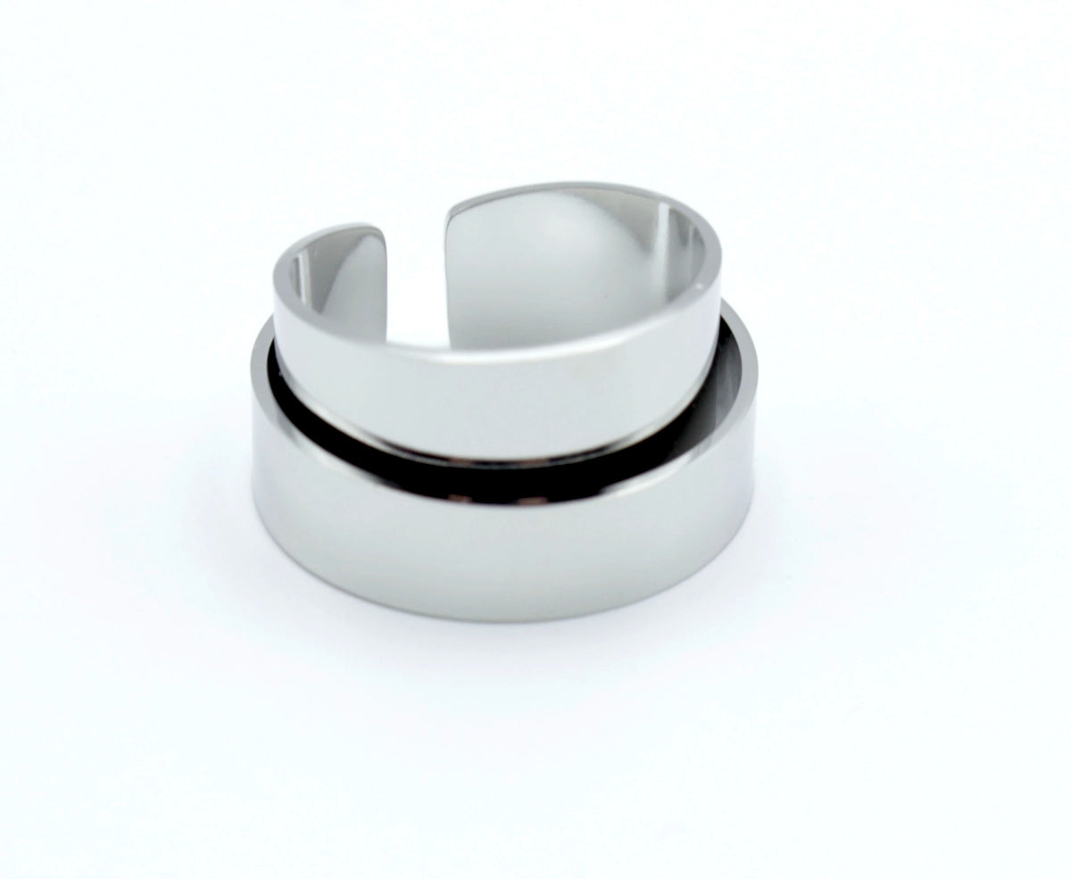 Anillo Punk acero inoxidable plateado, en conjunto un diseño artístico moderno, resistente al agua y a la abrasión. - delacabra