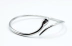 Brazalete Snake acero inoxidable plateado vista frontal forma de serpiente lineas delgadas y potentes - delacabra