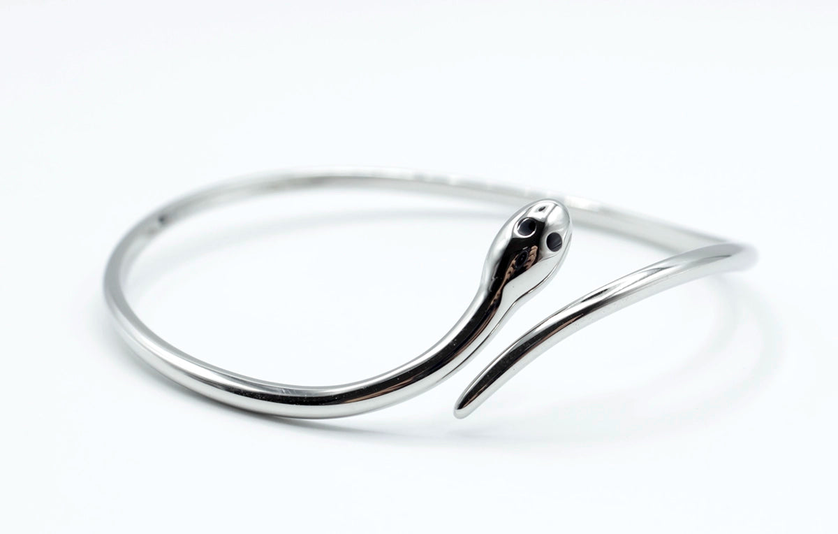 Brazalete Snake acero inoxidable plateado vista frontal forma de serpiente lineas delgadas y potentes - delacabra