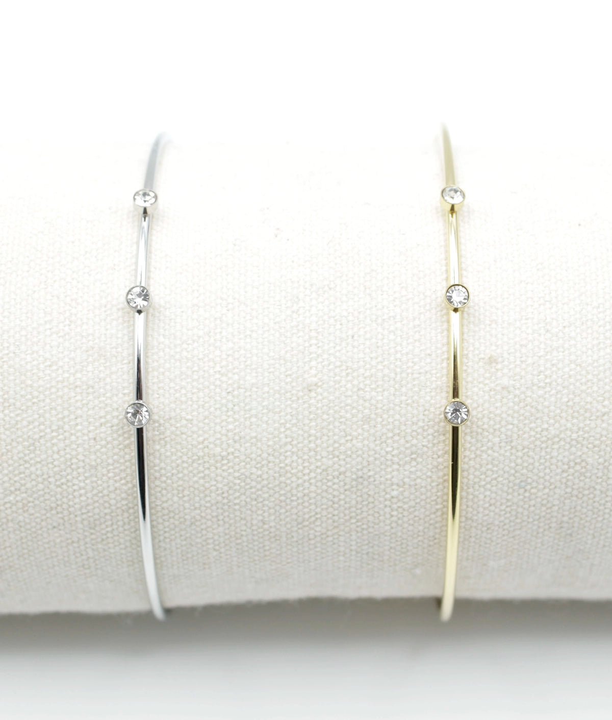 Brazaletes Three Diamonds acero inoxidable plateado y dorado ajustable en expositor  - delacabrae tela. diseño deslumbrante y atemporal - DELACABRA