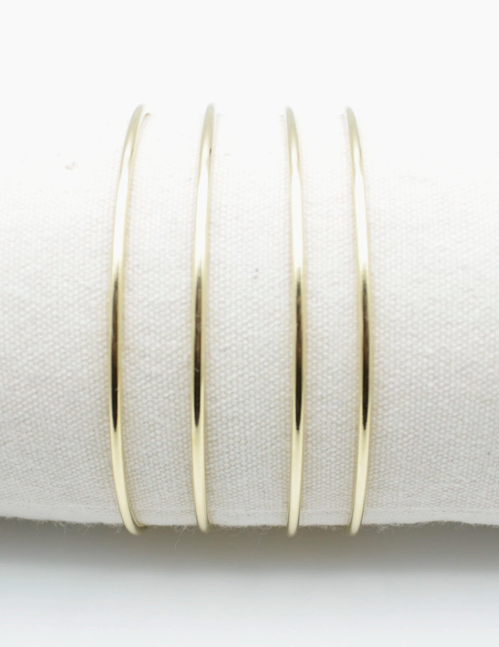Brazalete Velvet acero inoxidable dorado en expositor de tela diseño sencillo básico atemporal - delacabra