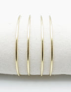 Brazalete Velvet acero inoxidable dorado en expositor de tela diseño sencillo básico atemporal - delacabra