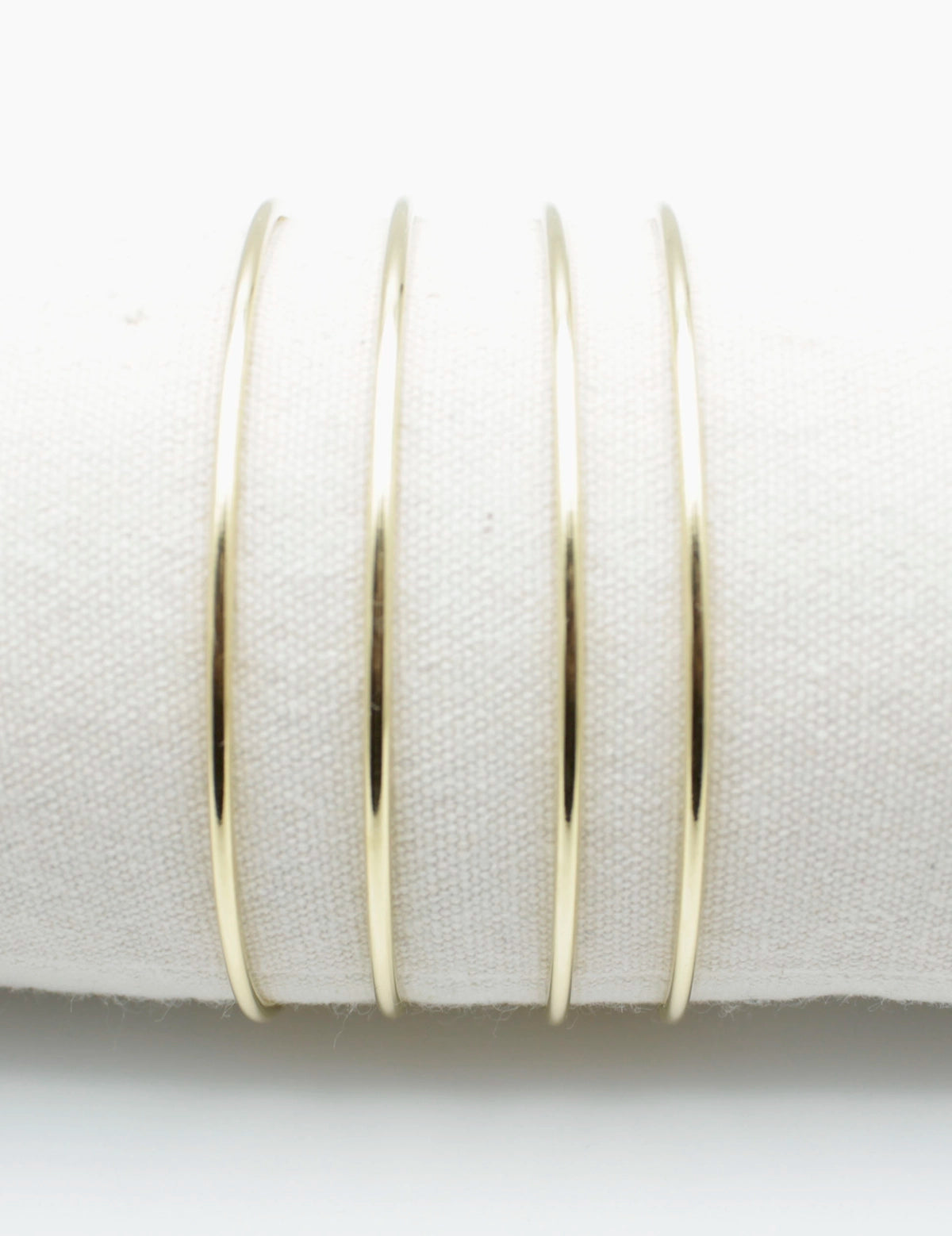 Brazalete Velvet acero inoxidable dorado en expositor de tela diseño sencillo básico atemporal - delacabra