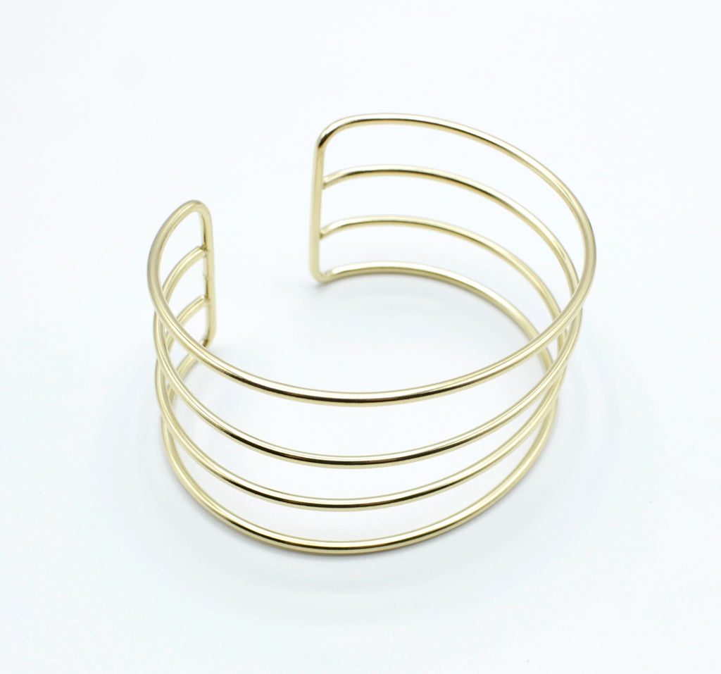 Brazalete Velvet acero inoxidable dorado, estructura abierta ajustable liviano y sutil  - delacabra