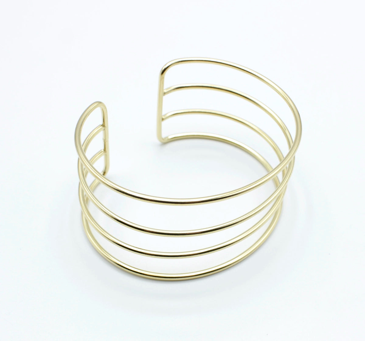 Brazalete Velvet acero inoxidable dorado, estructura abierta ajustable liviano y sutil  - delacabra