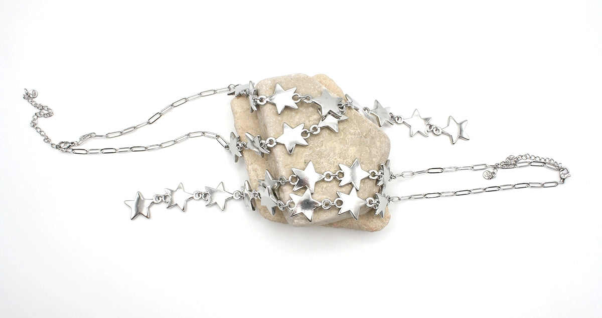 Collar Bella acero inoxidable plateado, complemento sensacional para ser la estrella de tu outfit, ligero y moderno. DELACABRA.COM