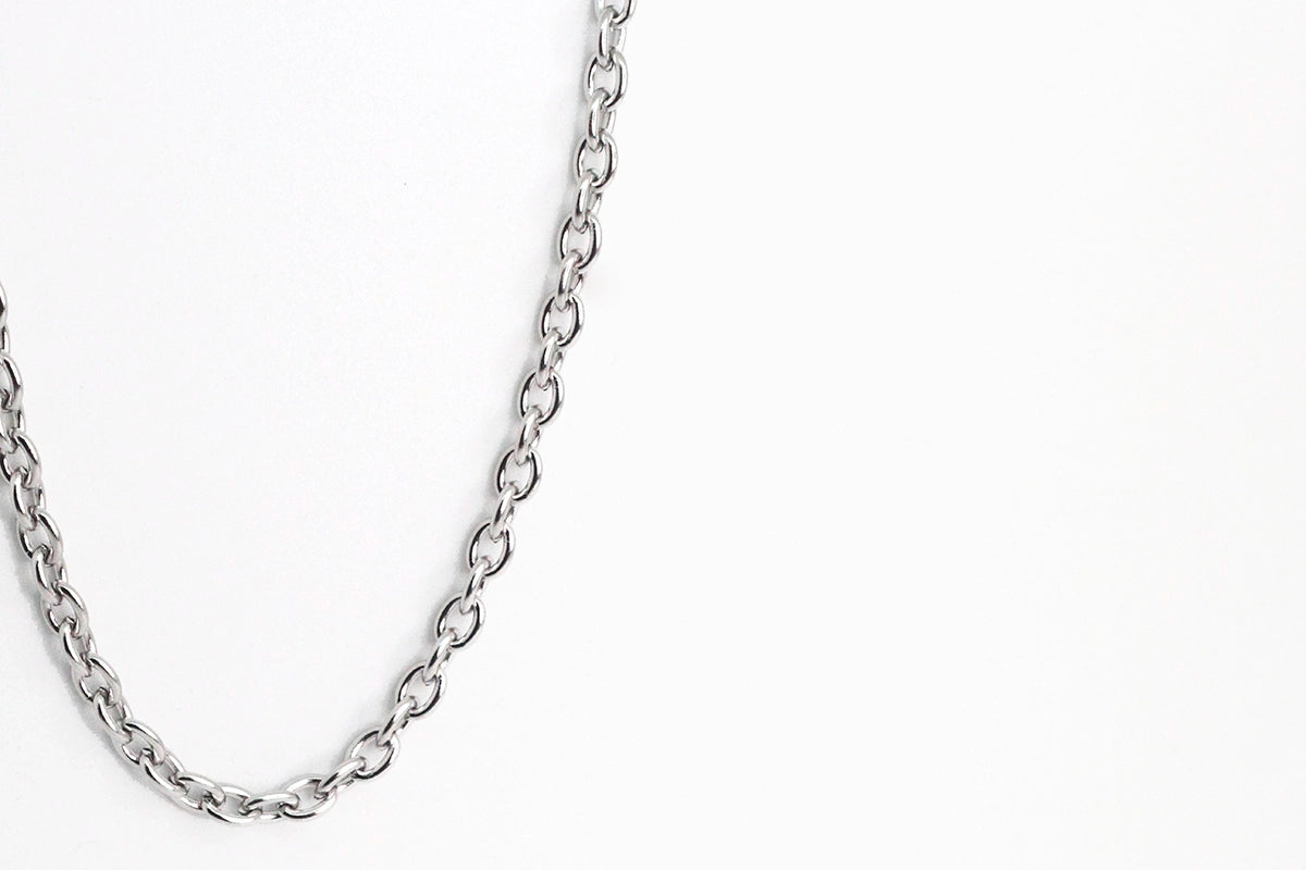 Collar Love acero inoxidable plateado, moderno, sofisticado y juvenil, con brillo duradero, ligero y cómodo de llevar. -DELACABRA