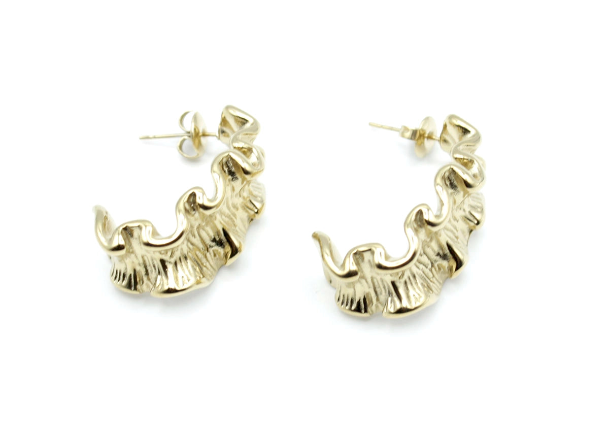 Pendientes Aro Ballet acero inoxidable dorado con un diseño muy especial y único. Acabado con textura arrugada y brillante metálico. - DELACABRA