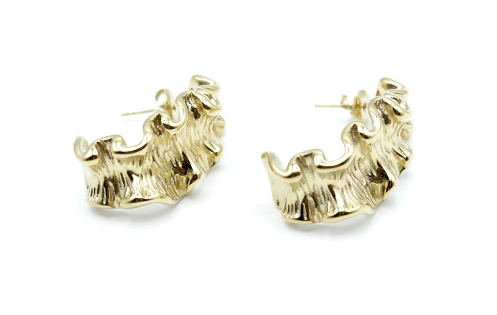 Pendientes Aro Ballet acero inoxidable dorado, diseño moderno y atrevido que no pasa desapercibido, ligerps y cómodos y perfectos para elevar cualquier look, estilo, originalidad y elegancia. - DELACABRA