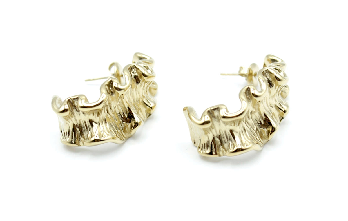 Pendientes Aro Ballet acero inoxidable dorado, diseño moderno y atrevido que no pasa desapercibido, ligerps y cómodos y perfectos para elevar cualquier look, estilo, originalidad y elegancia. - DELACABRA