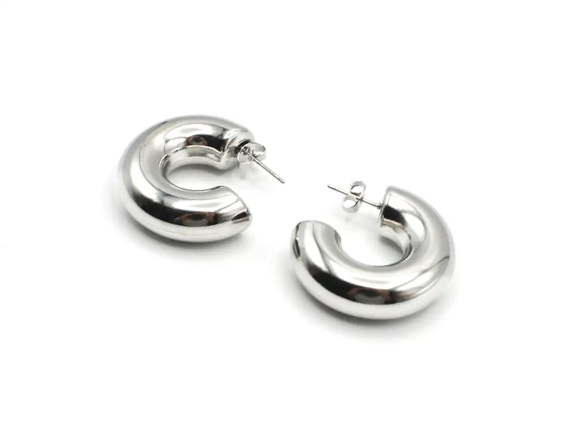Pendientes aro grandes de acero inoxidable plateado, diseño grueso y acabado brillante.
