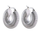 Pendientes de aro grueso en acero inoxidable plateado, diseño acanalado, joyería moderna.