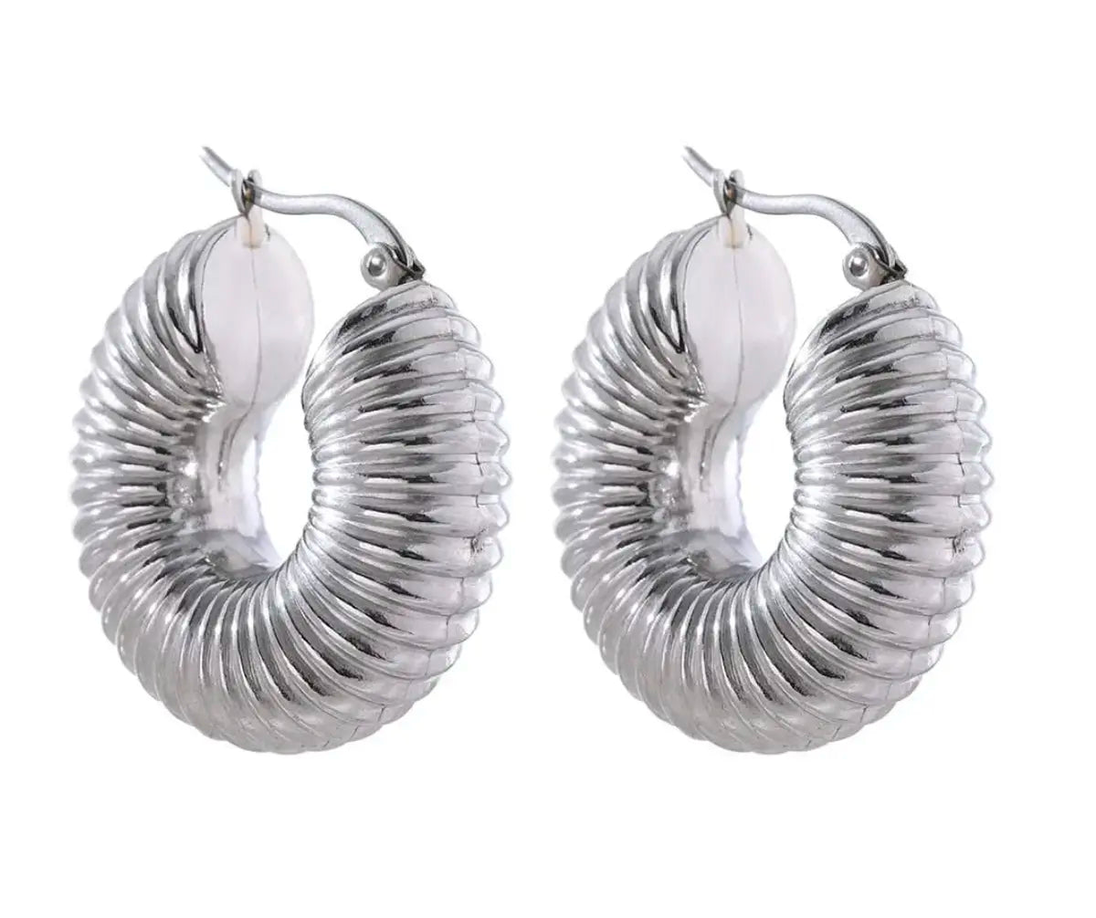 Pendientes de aro grueso en acero inoxidable plateado, diseño acanalado, joyería moderna.