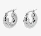 Pendientes aro grueso de acero inoxidable plateado con diseño acanalado, fondo blanco