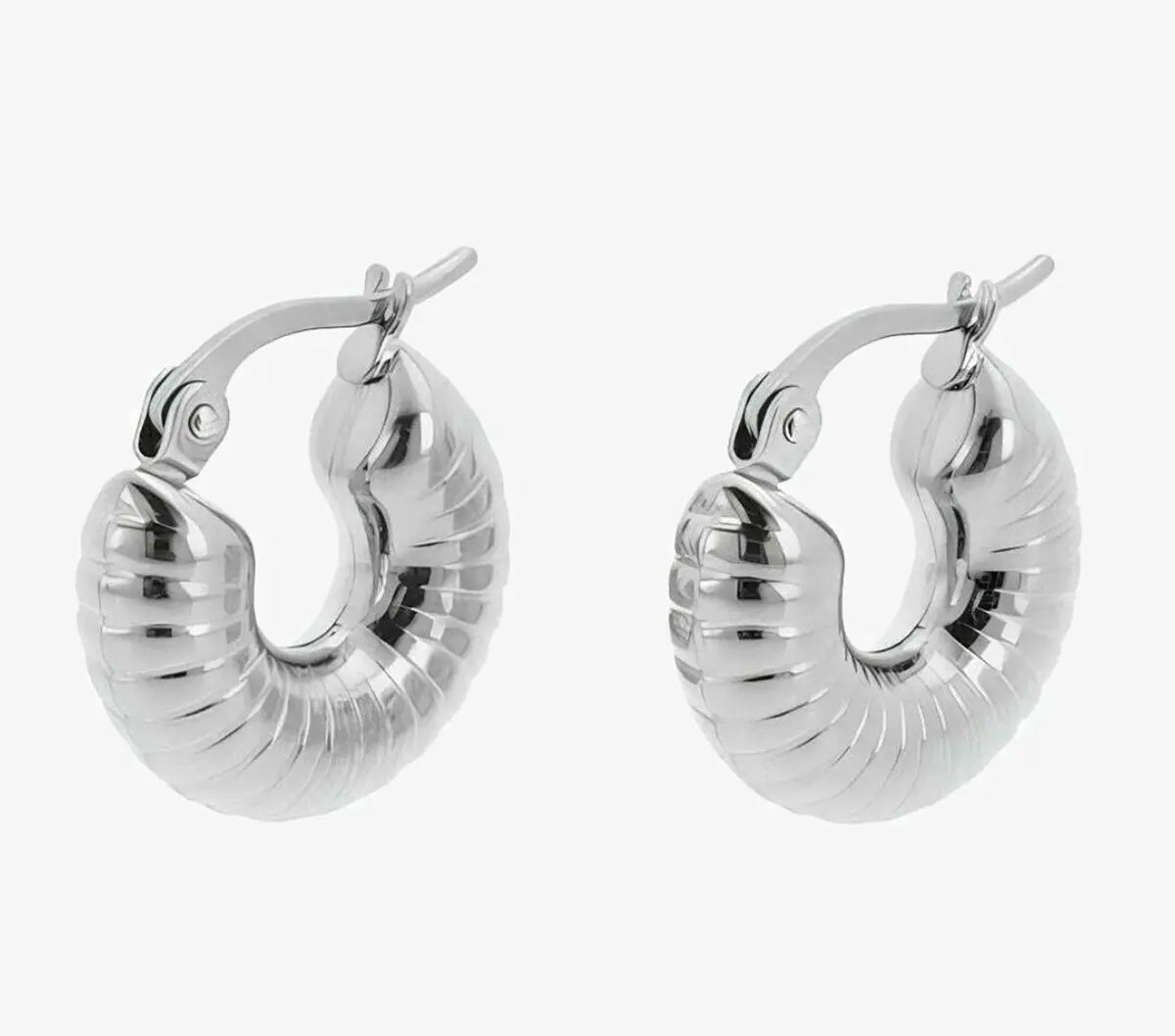 Pendientes aro grueso de acero inoxidable plateado con diseño acanalado, fondo blanco