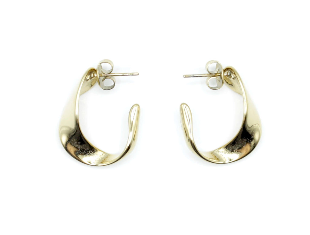 Pendiente aro Pluie acero inoxidable dorado de diseño minimalista y sofisticado con curvas y dobleces que hace de ellos una joya brillante. - DELACABRA